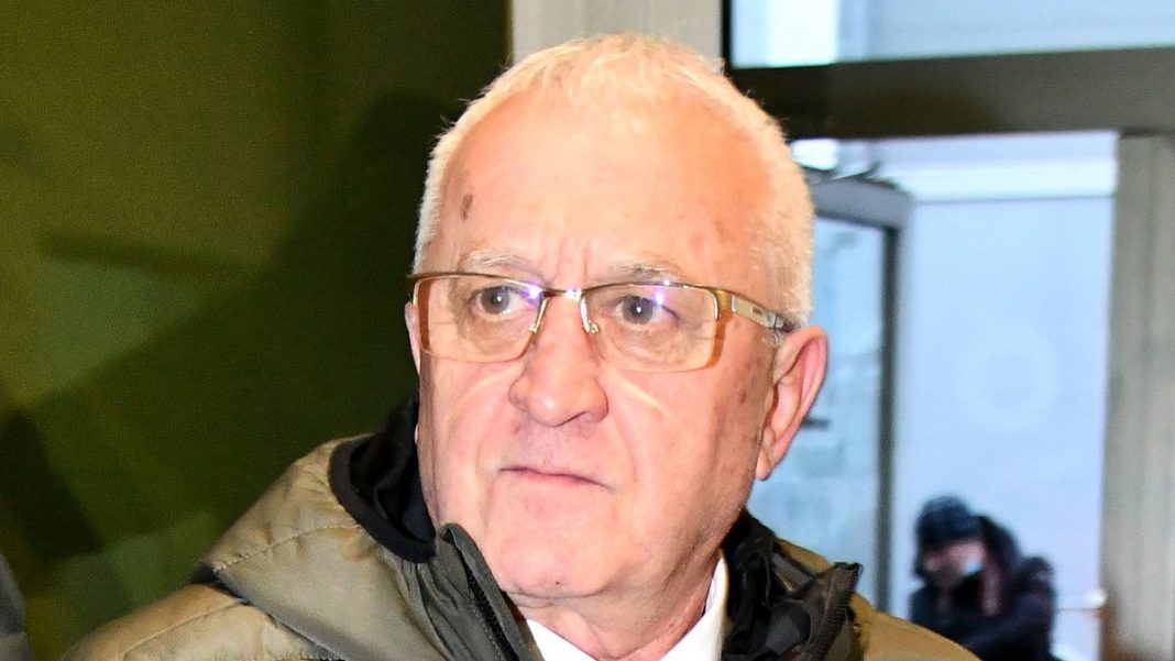 Era Ojdanić je u vezi sa 43 godine mlađom, kad vidite koja pjevačica je u pitanju, nećete moći vjerovati: Oduvijek važila za najmoralniju, a sad izjavila da voli mI0have da joj ulaze - featured image Era Ojdanić je u vezi sa 43 godine mlađom, kad vidite koja pjevačica je u pitanju, nećete moći vjerovati: Oduvijek važila za najmoralniju, a sad izjavila da voli mI0have da joj ulaze - featured image