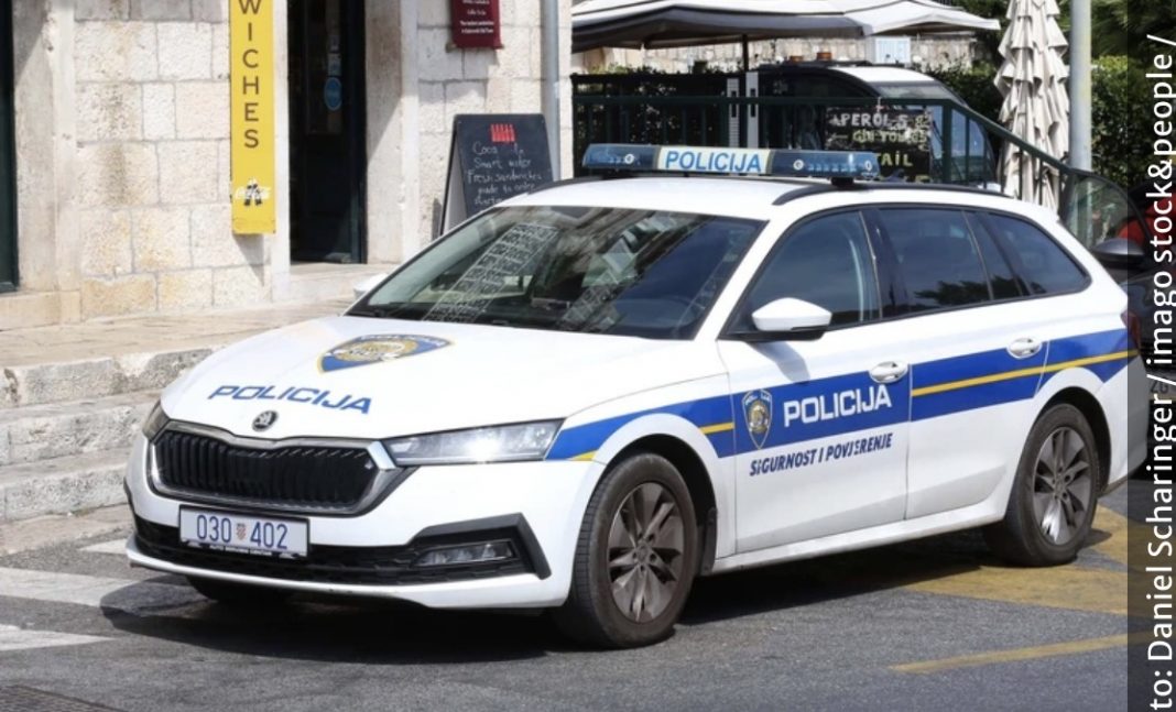 Dva policajca siI0vaIa ženu TOKOM RADNOG VREMENA u policijskom vozilu, sve otkrio njen suprug kada joj je uzeo telefon: Snimila je m0nstrume, a sada joj iz mupa prijete.. - featured image