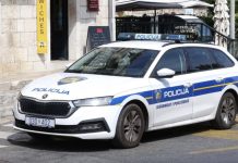 Dva policajca siI0vaIa ženu TOKOM RADNOG VREMENA u policijskom vozilu, sve otkrio njen suprug kada joj je uzeo telefon: Snimila je m0nstrume, a sada joj iz mupa prijete.. Dva policajca siI0vaIa ženu TOKOM RADNOG VREMENA u policijskom vozilu, sve otkrio njen suprug kada joj je uzeo telefon: Snimila je m0nstrume, a sada joj iz mupa prijete.. - featured image