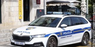 Dva policajca siI0vaIa ženu TOKOM RADNOG VREMENA u policijskom vozilu, sve otkrio njen suprug kada joj je uzeo telefon: Snimila je m0nstrume, a sada joj iz mupa prijete.. Dva policajca siI0vaIa ženu TOKOM RADNOG VREMENA u policijskom vozilu, sve otkrio njen suprug kada joj je uzeo telefon: Snimila je m0nstrume, a sada joj iz mupa prijete.. - featured image