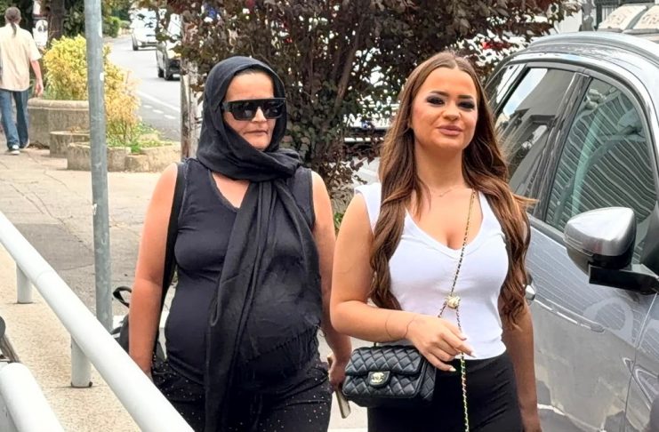 (VIDEO) Maloletna učesnica “Elite 10” sa MAJKOM došla na potpisivanje ugovora: “Roditelji su šokirani mojom odlukom” (VIDEO) Maloletna učesnica "Elite 10" sa MAJKOM došla na potpisivanje ugovora: "Roditelji su šokirani mojom odlukom" - featured image