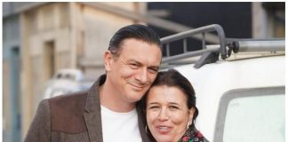 Naš glumac napravio kuću na selu pa sa ženom manekenkom okopava baštu: “Gajim kokoške, svinje i ovce – ovde je život” Naš glumac napravio kuću na selu pa sa ženom manekenkom okopava baštu: “Gajim kokoške, svinje i ovce – ovde je život” - featured image