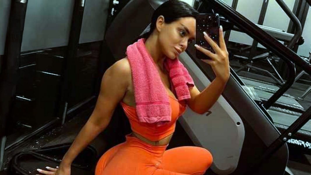 NA ZADNJICI BI JOJ POZAVIDELA I KIM KARDAŠIJAN Poznata pevačica pozirala u helankama, USIJALA MREŽE vrelom slikom iz teretane - featured image