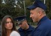 Dva saobraćajna policajca zaustavila su mladu ženu bez razloga, pribili je uz auto i grubo stavili joj lisice. Ali kada joj je jedan od policajaca posegnuo u džep na njen zahtjev, obojica su se smrznuli od šoka kada su vidjeli šta je unutra. 😱 Dva saobraćajna policajca zaustavila su mladu ženu bez razloga, pribili je uz auto i grubo stavili joj lisice. Ali kada joj je jedan od policajaca posegnuo u džep na njen zahtjev, obojica su se smrznuli od šoka kada su vidjeli šta je unutra. 😱 - featured image