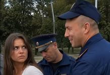 Dva saobraćajna policajca zaustavila su mladu ženu bez razloga, pribili je uz auto i grubo stavili joj lisice. Ali kada joj je jedan od policajaca posegnuo u džep na njen zahtjev, obojica su se smrznuli od šoka kada su vidjeli šta je unutra. 😱 Dva saobraćajna policajca zaustavila su mladu ženu bez razloga, pribili je uz auto i grubo stavili joj lisice. Ali kada joj je jedan od policajaca posegnuo u džep na njen zahtjev, obojica su se smrznuli od šoka kada su vidjeli šta je unutra. 😱 - featured image