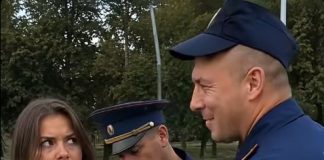 Dva saobraćajna policajca zaustavila su mladu ženu bez razloga, pribili je uz auto i grubo stavili joj lisice. Ali kada joj je jedan od policajaca posegnuo u džep na njen zahtjev, obojica su se smrznuli od šoka kada su vidjeli šta je unutra. 😱 Dva saobraćajna policajca zaustavila su mladu ženu bez razloga, pribili je uz auto i grubo stavili joj lisice. Ali kada joj je jedan od policajaca posegnuo u džep na njen zahtjev, obojica su se smrznuli od šoka kada su vidjeli šta je unutra. 😱 - featured image