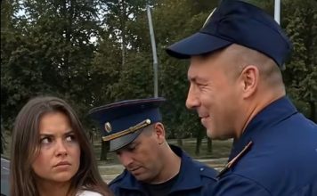 Dva saobraćajna policajca zaustavila su mladu ženu bez razloga, pribili je uz auto i grubo stavili joj lisice. Ali kada joj je jedan od policajaca posegnuo u džep na njen zahtjev, obojica su se smrznuli od šoka kada su vidjeli šta je unutra. 😱 Dva saobraćajna policajca zaustavila su mladu ženu bez razloga, pribili je uz auto i grubo stavili joj lisice. Ali kada joj je jedan od policajaca posegnuo u džep na njen zahtjev, obojica su se smrznuli od šoka kada su vidjeli šta je unutra. 😱 - featured image