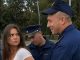 Dva saobraćajna policajca zaustavila su mladu ženu bez razloga, pribili je uz auto i grubo stavili joj lisice. Ali kada joj je jedan od policajaca posegnuo u džep na njen zahtjev, obojica su se smrznuli od šoka kada su vidjeli šta je unutra. 😱 Dva saobraćajna policajca zaustavila su mladu ženu bez razloga, pribili je uz auto i grubo stavili joj lisice. Ali kada joj je jedan od policajaca posegnuo u džep na njen zahtjev, obojica su se smrznuli od šoka kada su vidjeli šta je unutra. 😱 - featured image
