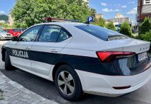 Policajci suspendovani: Usred dana vodili ljubav u patrolnom vozilu, prolaznik ih snimio Policajci suspendovani: Usred dana vodili ljubav u patrolnom vozilu, prolaznik ih snimio - featured image