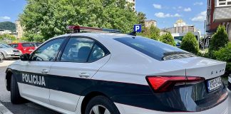 Policajci suspendovani: Usred dana vodili ljubav u patrolnom vozilu, prolaznik ih snimio Policajci suspendovani: Usred dana vodili ljubav u patrolnom vozilu, prolaznik ih snimio - featured image