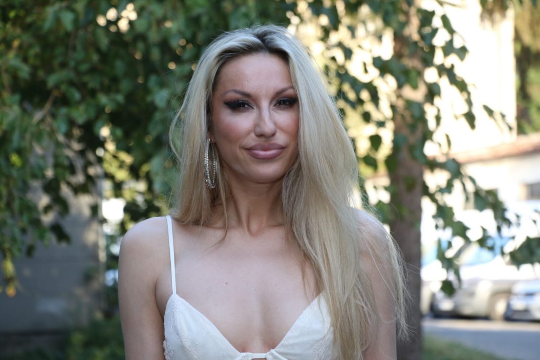 „Godinama sam radila po 18 sati za 80 evra“: Rada Manojlović o početku karijere - featured image „Godinama sam radila po 18 sati za 80 evra“: Rada Manojlović o početku karijere - featured image