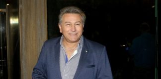 Bosanskom pevaču u ratu srušili kuću do temelja: Vesna Zmijanac ga ludo volela i posvetila mu jnajveći hit, on ljubavnici napravio dete pa morao da traži DNK Bosanskom pevaču u ratu srušili kuću do temelja: Vesna Zmijanac ga ludo volela i posvetila mu jnajveći hit, on ljubavnici napravio dete pa morao da traži DNK - featured image