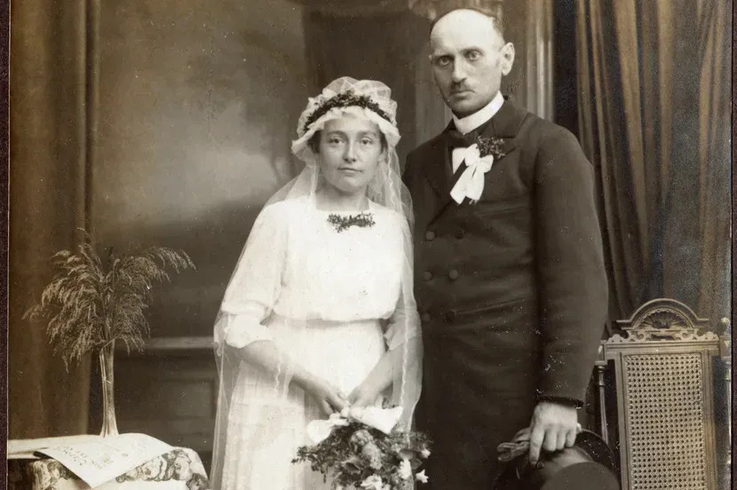 Slika sa srpske svadbe stara 100 godina otkriva istinu od koje nas hvata mučnina: Vidite li vi jeziv detalj? (FOTO) - featured image Slika sa srpske svadbe stara 100 godina otkriva istinu od koje nas hvata mučnina: Vidite li vi jeziv detalj? (FOTO) - featured image