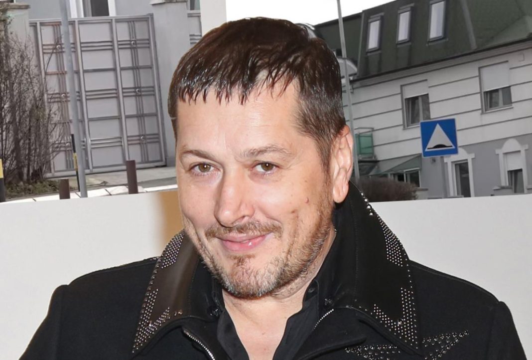 OVO JE LUKS KUĆA ACE PEJOVIĆA gdje je dovodio maloljetnice! Vila košta čitavo bogatstvo, evo koliko je ISKEŠIRAO za pravu palatu! GVOZDENA KAPIJA SVE SKRIVALA GODINAMA, A SAD DJEVOJKE OBJAVILE VIDEO SNIMKE - featured image