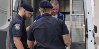 Ovo je monstrum koji je ubio ženu iako je zvala policiju: Iza nje stalo šestero djece, a evo u kakvom su stanju našli djecu, njih je nakon smrzti majke ,jedno po jedno.. Ovo je monstrum koji je ubio ženu iako je zvala policiju: Iza nje stalo šestero djece, a evo u kakvom su stanju našli djecu, njih je nakon smrzti majke ,jedno po jedno.. - featured image