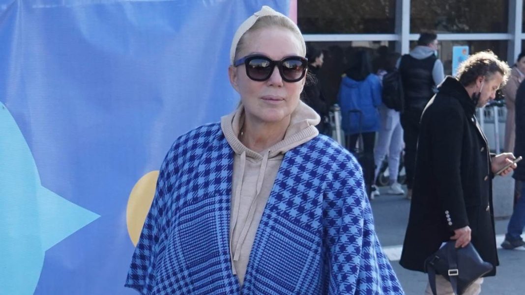 Lepa Brena uslikana na ulici, hodajući m0nstrum, na šta ovo liči? Koža visi do poda, a o licu da ne pričamo - featured image