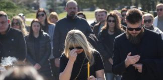 ĆERKU SAŠE POPOVIĆA NA GROBU SAČEKAO OVAJ ČOVEK! Uručio joj kovertu, Aleksandra se slomila kad je otvorila: Evo šta je bilo u njoj ĆERKU SAŠE POPOVIĆA NA GROBU SAČEKAO OVAJ ČOVEK! Uručio joj kovertu, Aleksandra se slomila kad je otvorila: Evo šta je bilo u njoj - featured image