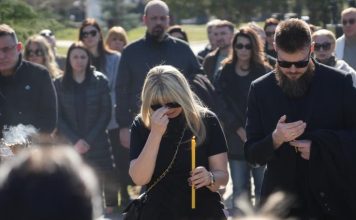 ĆERKU SAŠE POPOVIĆA NA GROBU SAČEKAO OVAJ ČOVEK! Uručio joj kovertu, Aleksandra se slomila kad je otvorila: Evo šta je bilo u njoj ĆERKU SAŠE POPOVIĆA NA GROBU SAČEKAO OVAJ ČOVEK! Uručio joj kovertu, Aleksandra se slomila kad je otvorila: Evo šta je bilo u njoj - featured image