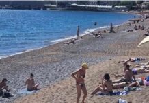 ŽENA NA PLAŽI U CRNOJ GORI ŠOKIRALA LJUDE: Ne kupa se, SVI GLEDAJU ŠTA DRŽI U RUKAMA – “ovo je kraj sveta” (VIDEO) ŽENA NA PLAŽI U CRNOJ GORI ŠOKIRALA LJUDE: Ne kupa se, SVI GLEDAJU ŠTA DRŽI U RUKAMA – “ovo je kraj sveta” (VIDEO) - featured image