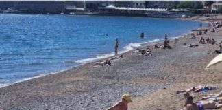 ŽENA NA PLAŽI U CRNOJ GORI ŠOKIRALA LJUDE: Ne kupa se, SVI GLEDAJU ŠTA DRŽI U RUKAMA – “ovo je kraj sveta” (VIDEO) ŽENA NA PLAŽI U CRNOJ GORI ŠOKIRALA LJUDE: Ne kupa se, SVI GLEDAJU ŠTA DRŽI U RUKAMA – “ovo je kraj sveta” (VIDEO) - featured image