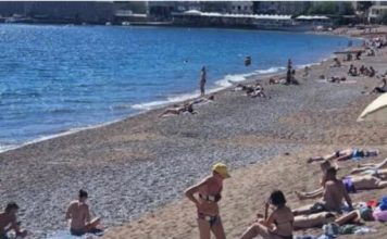 ŽENA NA PLAŽI U CRNOJ GORI ŠOKIRALA LJUDE: Ne kupa se, SVI GLEDAJU ŠTA DRŽI U RUKAMA – “ovo je kraj sveta” (VIDEO) ŽENA NA PLAŽI U CRNOJ GORI ŠOKIRALA LJUDE: Ne kupa se, SVI GLEDAJU ŠTA DRŽI U RUKAMA – “ovo je kraj sveta” (VIDEO) - featured image