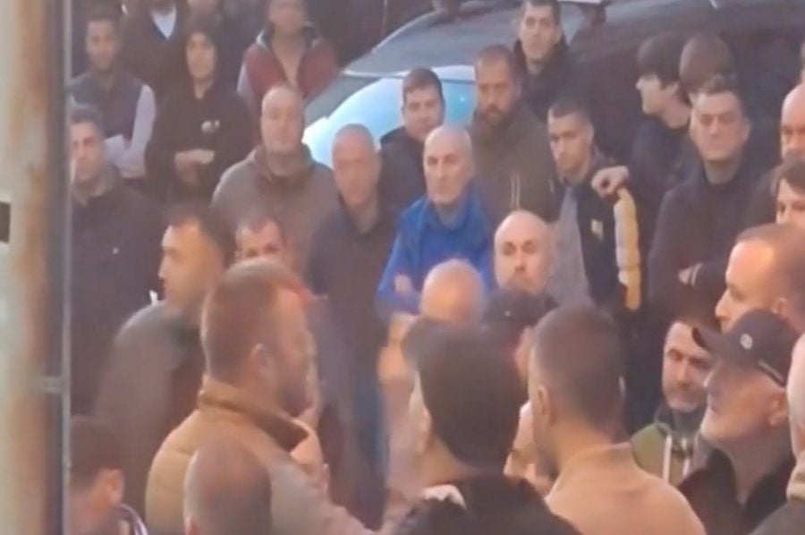 Uzeli pravdu u svoje ruke: Narod sam priveo 17 Vučićevih batinaša, pogledajte šta su im sve pronašli – da li je moguće da je 0vo radio, cijela istina izašla na površinu, spisak, naredbe, sve - featured image Uzeli pravdu u svoje ruke: Narod sam priveo 17 Vučićevih batinaša, pogledajte šta su im sve pronašli – da li je moguće da je 0vo radio, cijela istina izašla na površinu, spisak, naredbe, sve - featured image