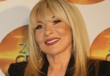 Brzo je prebojela njegovu smrt!! SUZANA JOVANOVIĆ uhvaćena u ZAGRLJAJU našeg popularnog pjevača!!! Brzo je prebojela njegovu smrt!! SUZANA JOVANOVIĆ uhvaćena u ZAGRLJAJU našeg popularnog pjevača!!! - featured image