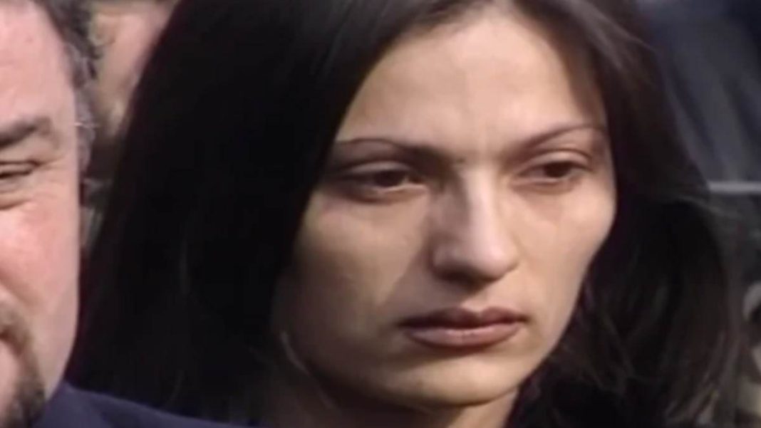 “Cecu smo skinuli golu u zatvoru, nije htela ali je morala, onda je jedan po jedan zaštitar..”: Pevačica od besa čupala kosu, od stida neće moći izaci na ulicu nakon ovih slika - featured image “Cecu smo skinuli golu u zatvoru, nije htela ali je morala, onda je jedan po jedan zaštitar..”: Pevačica od besa čupala kosu, od stida neće moći izaci na ulicu nakon ovih slika - featured image