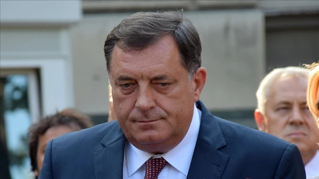 Drama u Srbiji nakon izbora: Traže da se Dodiku zabrani ulazak u zemlju i oduzme državljanstvo Drama u Srbiji nakon izbora: Traže da se Dodiku zabrani ulazak u zemlju i oduzme državljanstvo - featured image