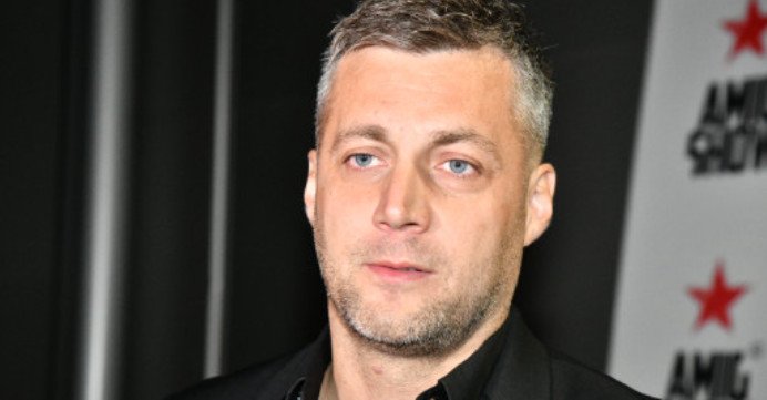 Bojan izbačen iz kuće: Porodica pozvala policiju, dobio zabranu priIaska, završio na psihijatriji nakon sukoba – svi detalji užaasa - featured image Bojan izbačen iz kuće: Porodica pozvala policiju, dobio zabranu priIaska, završio na psihijatriji nakon sukoba – svi detalji užaasa - featured image