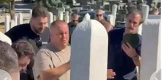 Nakon što se niko od poznatih nije pojavio na grobu Bešlića, Dino jedva izgovorio OVE riječi: “Halid me zakleo da a godisnjicu iznesem ovo, ako ga ne…” da se slediš, kolege više od stida neće izlaziti iz kuće Nakon što se niko od poznatih nije pojavio na grobu Bešlića, Dino jedva izgovorio OVE riječi: “Halid me zakleo da a godisnjicu iznesem ovo, ako ga ne…” da se slediš, kolege više od stida neće izlaziti iz kuće - featured image