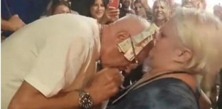 SRBI ZGROŽENI ZBOG SNIMKA SA ŠABAČKOG VAŠARA! Nabijao joj MIKROFON u grudi, a onda ZARIO GLAVU u dubine! SRBI ZGROŽENI ZBOG SNIMKA SA ŠABAČKOG VAŠARA! Nabijao joj MIKROFON u grudi, a onda ZARIO GLAVU u dubine! - featured image